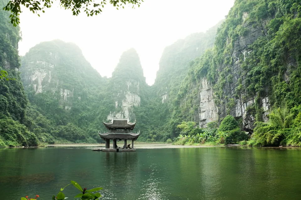 Pagode ved vandet mellem bjergene i Trang An