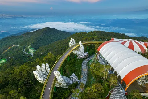 Golden Bridge og bjerglandskabet ved Ba Na Hills
