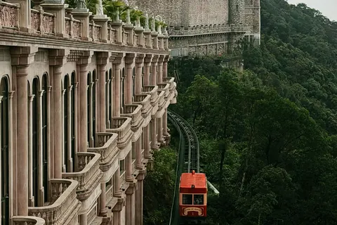 Rød kabelbane ved de europæisk inspirerede bygninger i Ba Na Hills