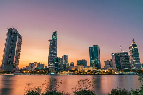 Ho Chi Minh-byens skyline ved floden i aftenskumringen