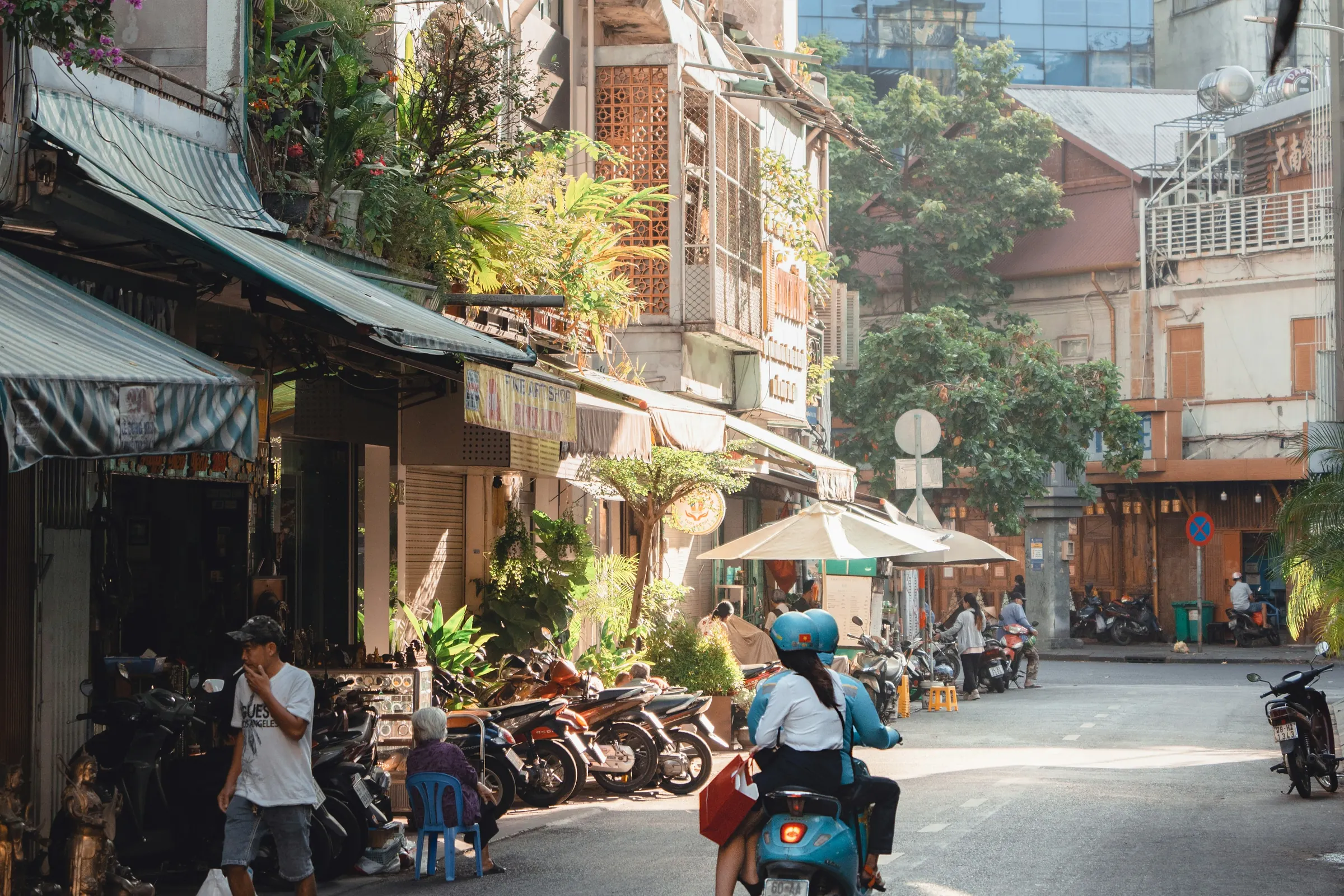 Scootertrafik på en gade i Ho Chi Minh-byen
