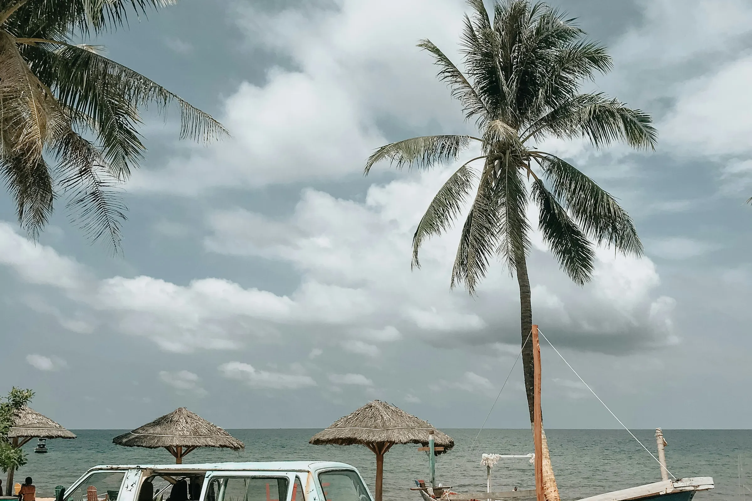 Båd og lille vogn ved stranden på Phu Quoc