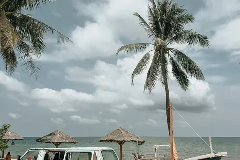 Båd og lille vogn ved stranden på Phu Quoc