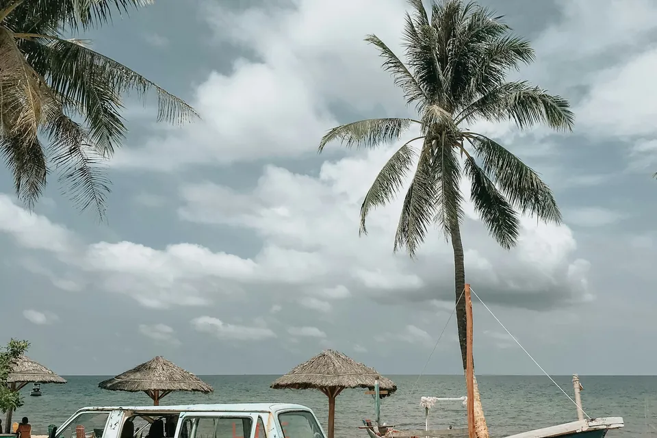 Båd og lille vogn ved stranden på Phu Quoc