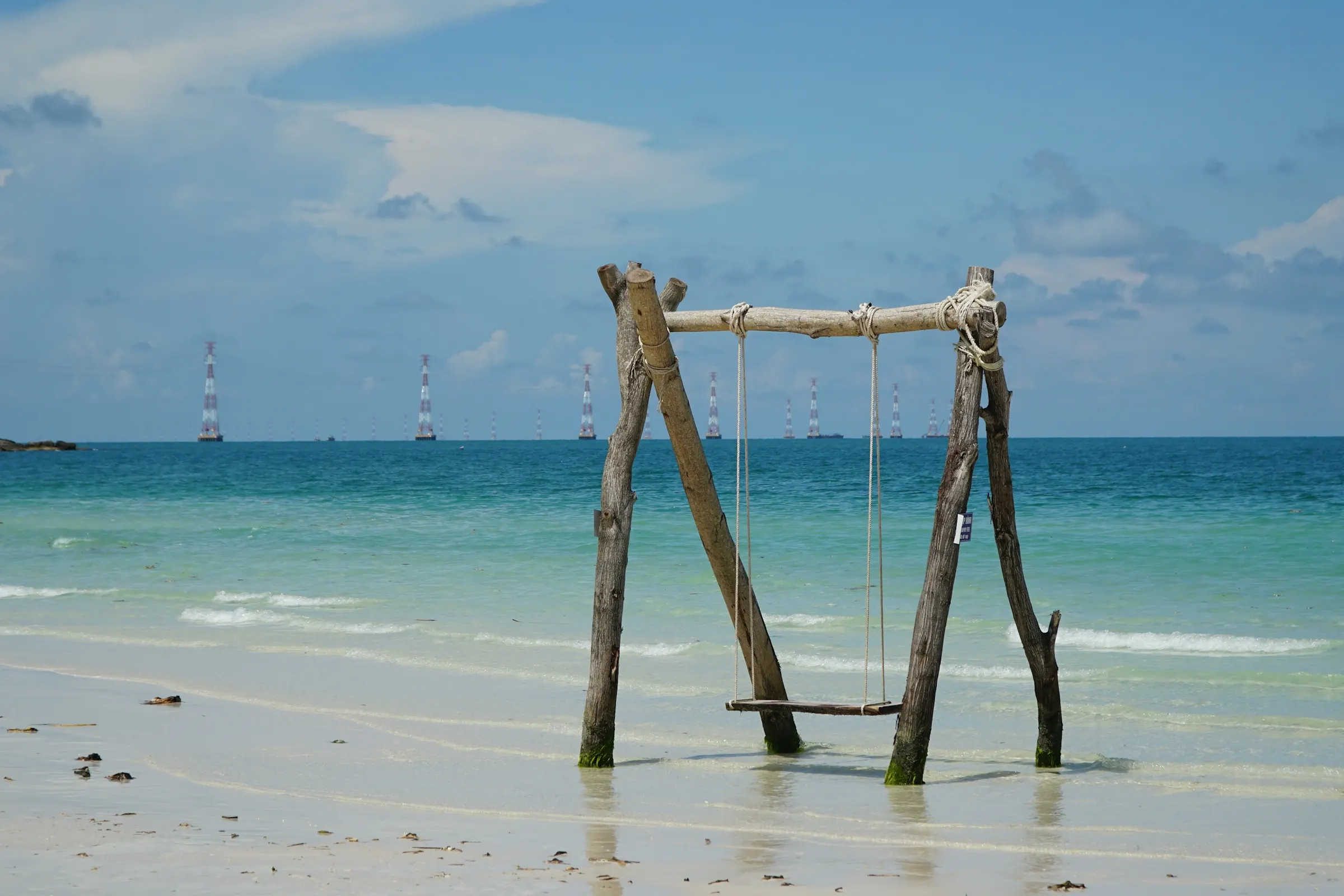 Trægynge på en sandstrand på Phu Quoc