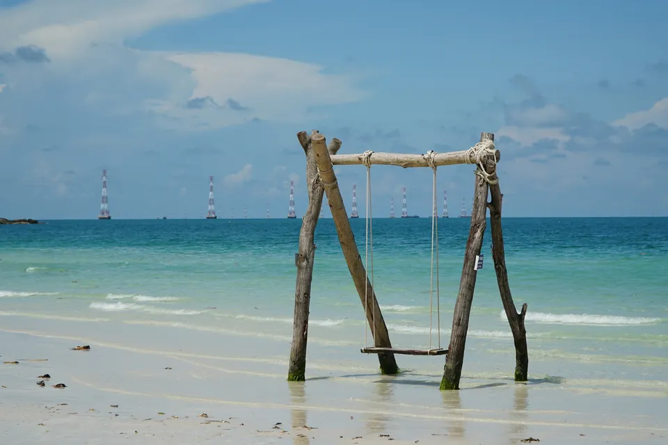 Trægynge på en sandstrand på Phu Quoc