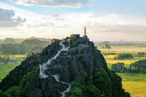 Grønne marker og kalkstensbjerge i Ninh Binh
