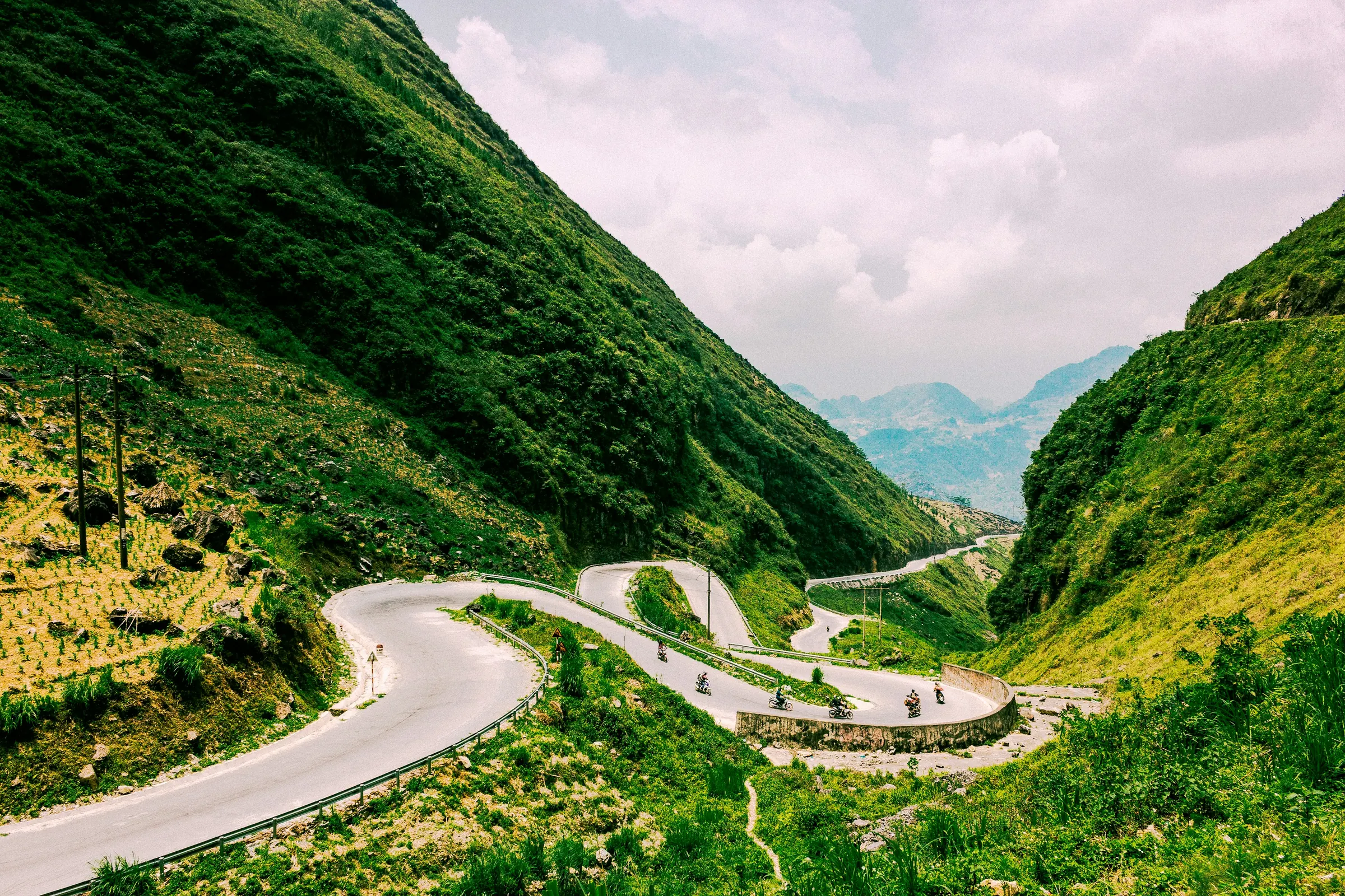 Snoet vej ved Tham Ma-passet i Ha Giang-regionen