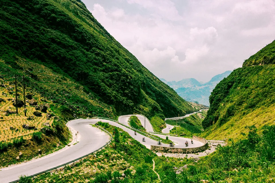 Snoet vej ved Tham Ma-passet i Ha Giang-regionen