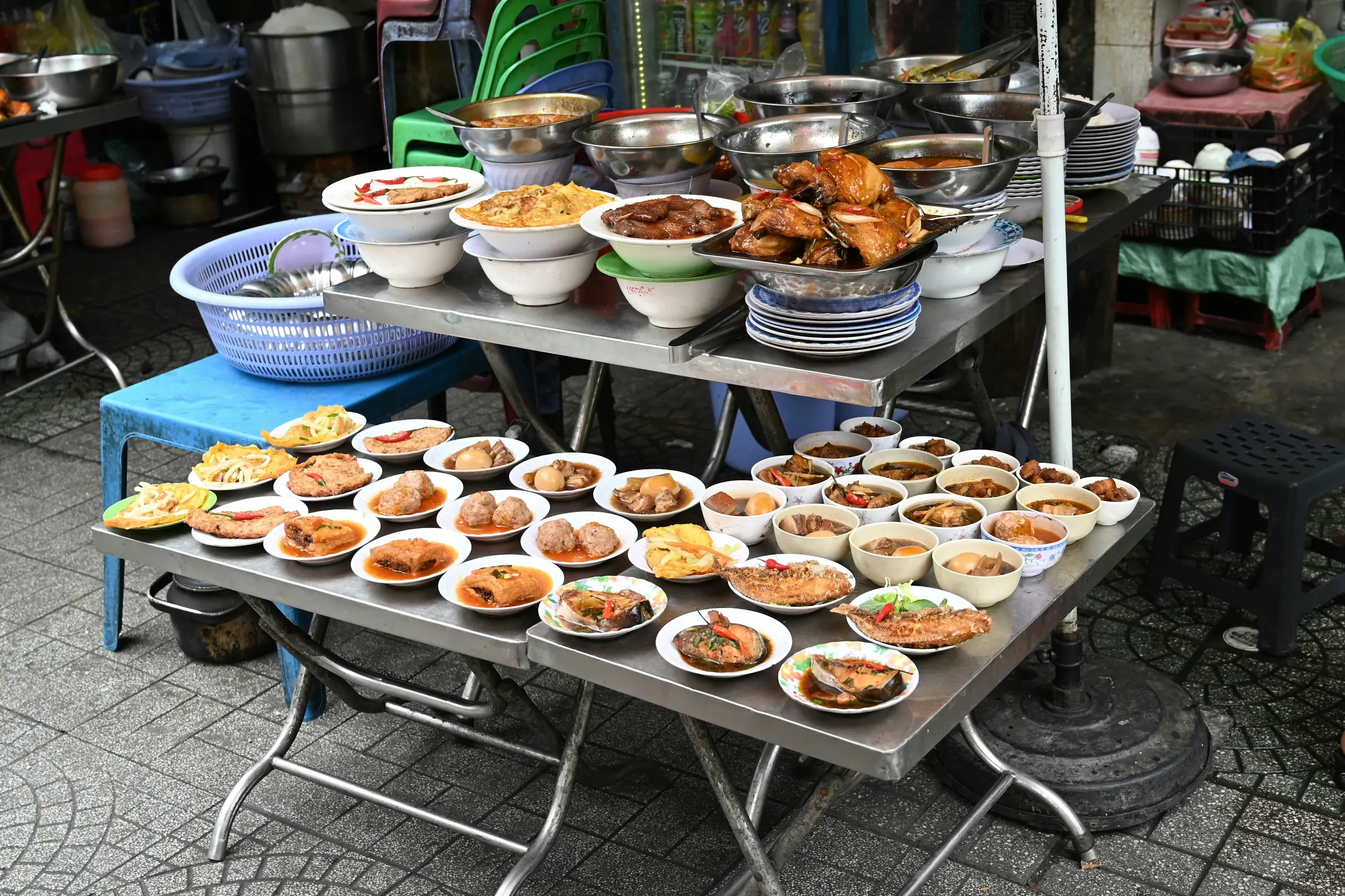 Madbod med tilberedte frokostretter i Ho Chi Minh-byen