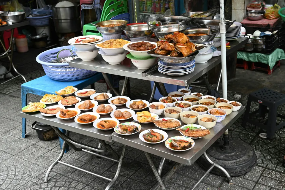 Madbod med tilberedte frokostretter i Ho Chi Minh-byen