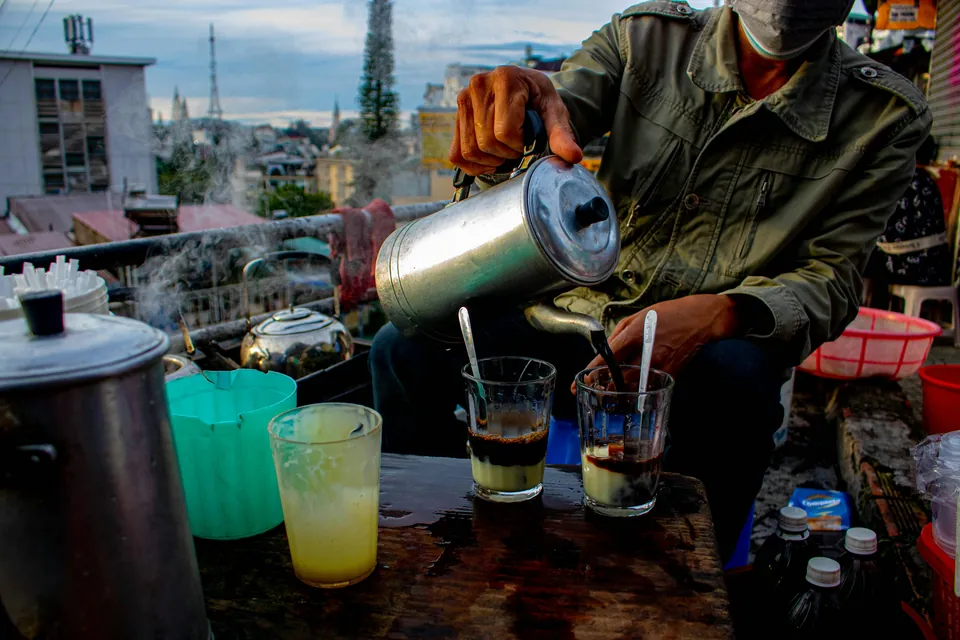 Kaffe tilberedes på en café i Da Lat