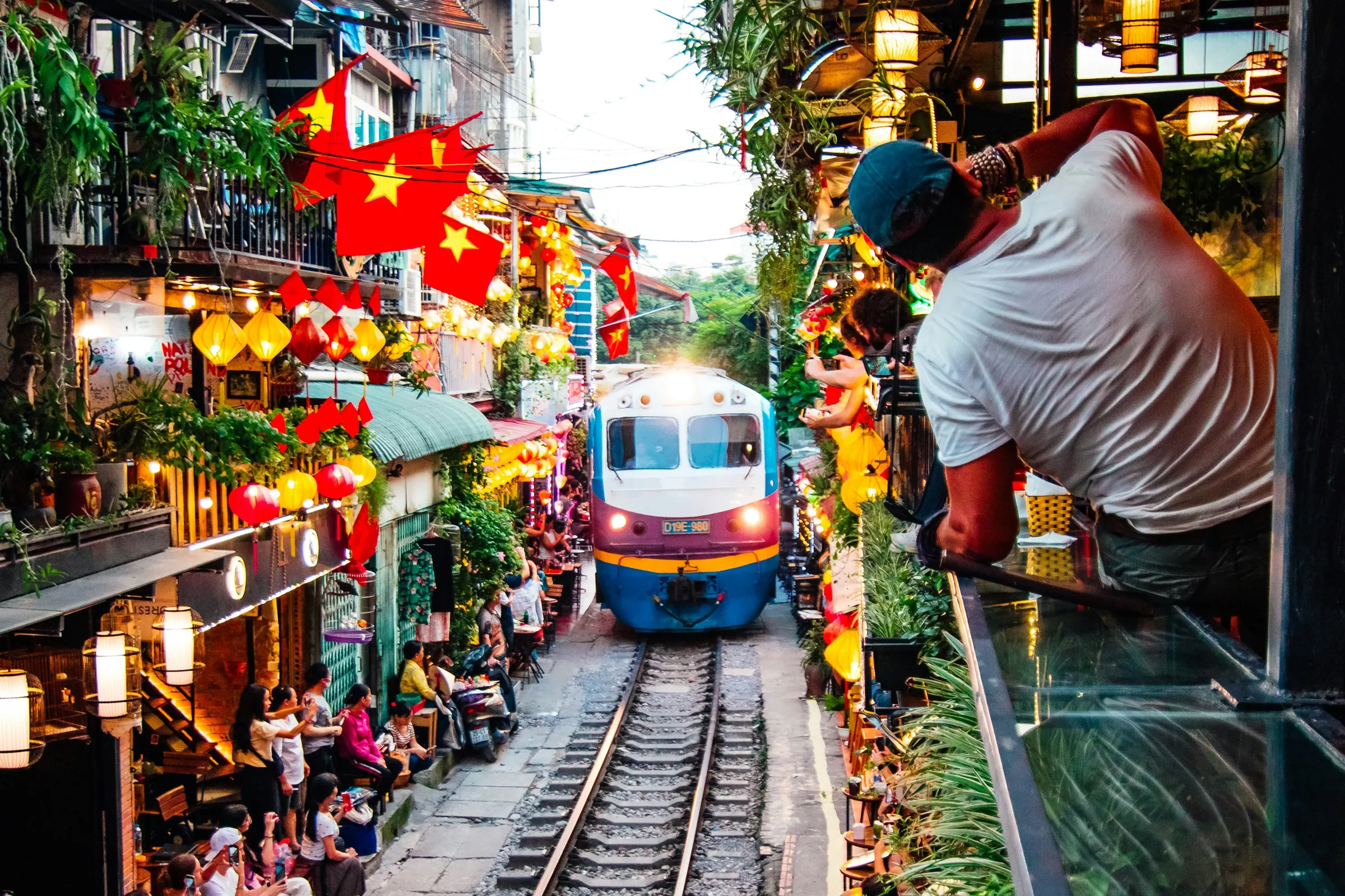 Et tog passerer gennem en smal gade i Hanoi