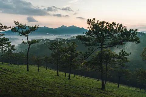 Solopgang over højlandet ved Da Lat