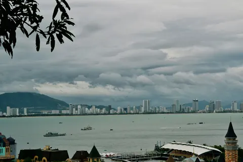 Nha Trangs skyline på den anden side af vandet