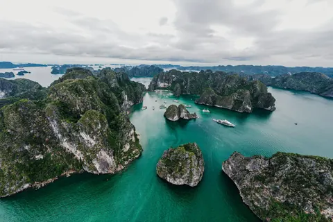 Kalkstensøer og kystlandskab i Ha Long-bugten