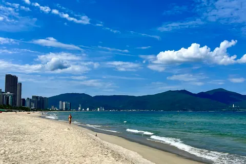 My Khe-stranden med Da Nang i baggrunden