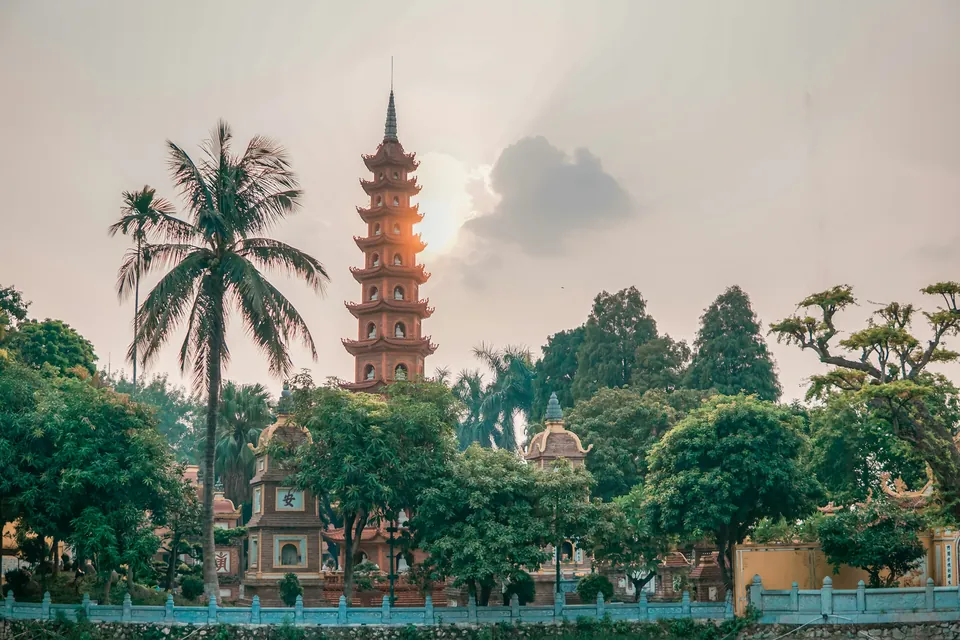 Tran Quoc-pagoden ved West Lake i Hanoi