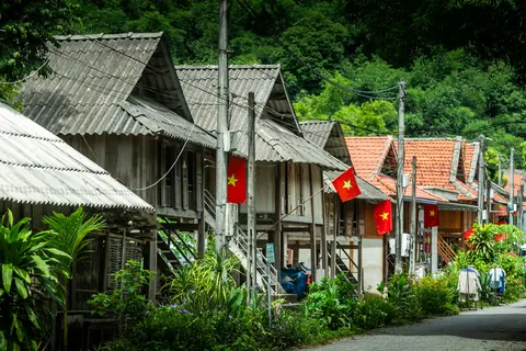 Huse langs en landsbyvej i Mai Chau