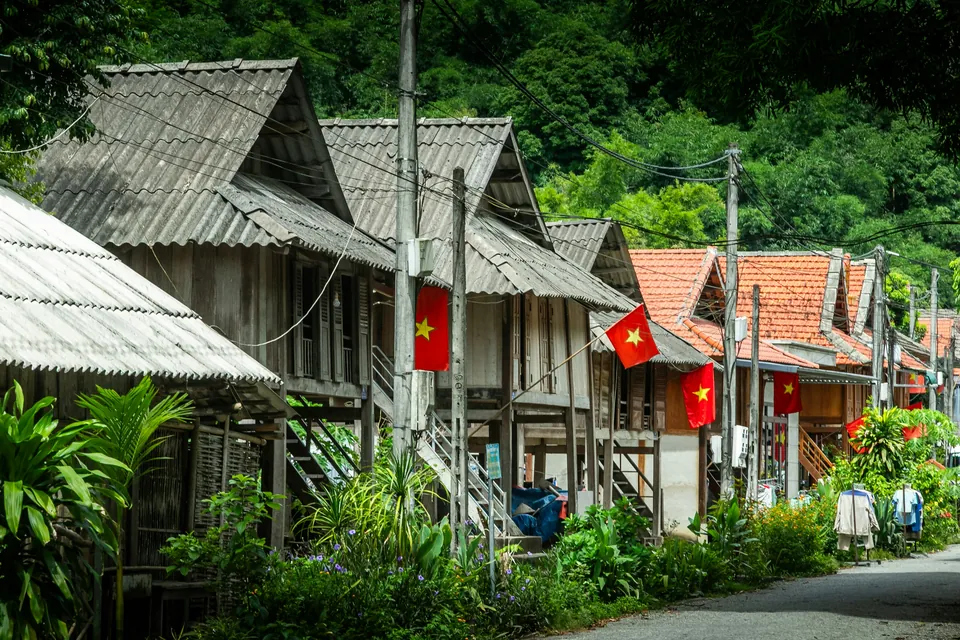 Huse langs en landsbyvej i Mai Chau