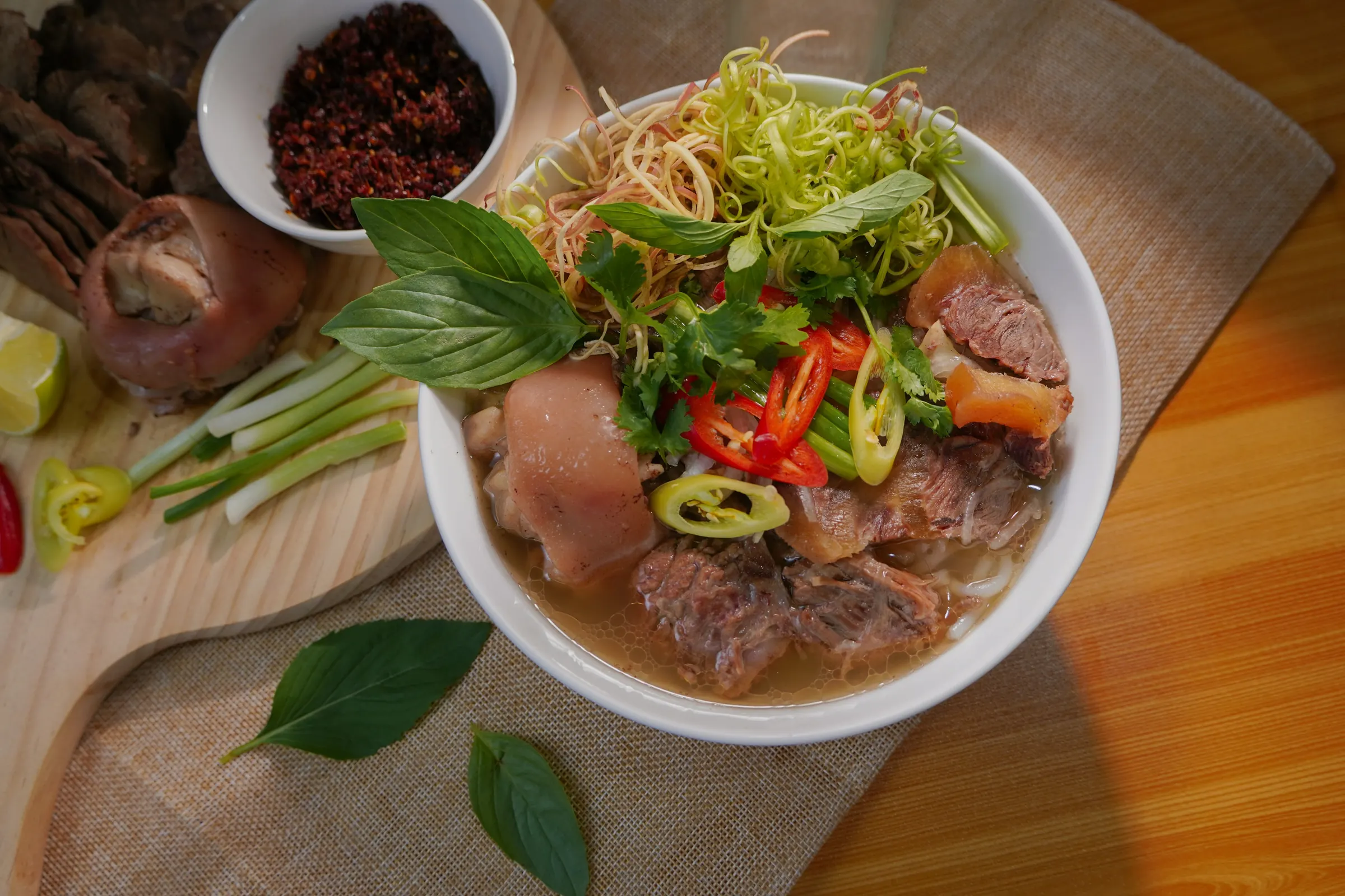 Bun bo Hue med urter serveret i Ho Chi Minh-byen