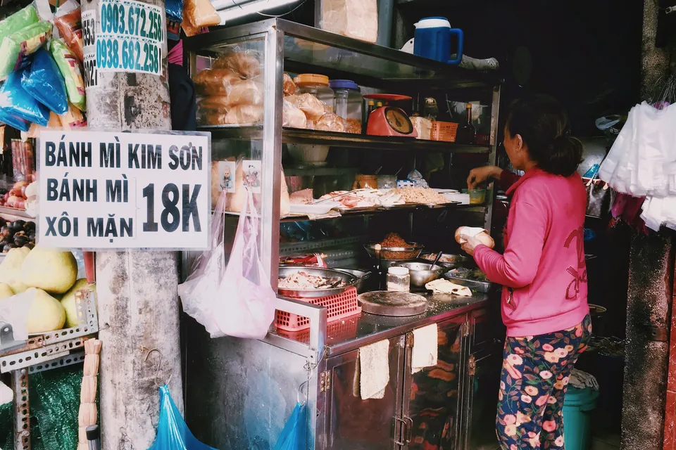 Kunde ved en banh mi-bod i Saigon