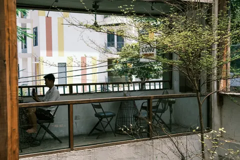 En gæst ved et bord på en caféaltan i Da Nang