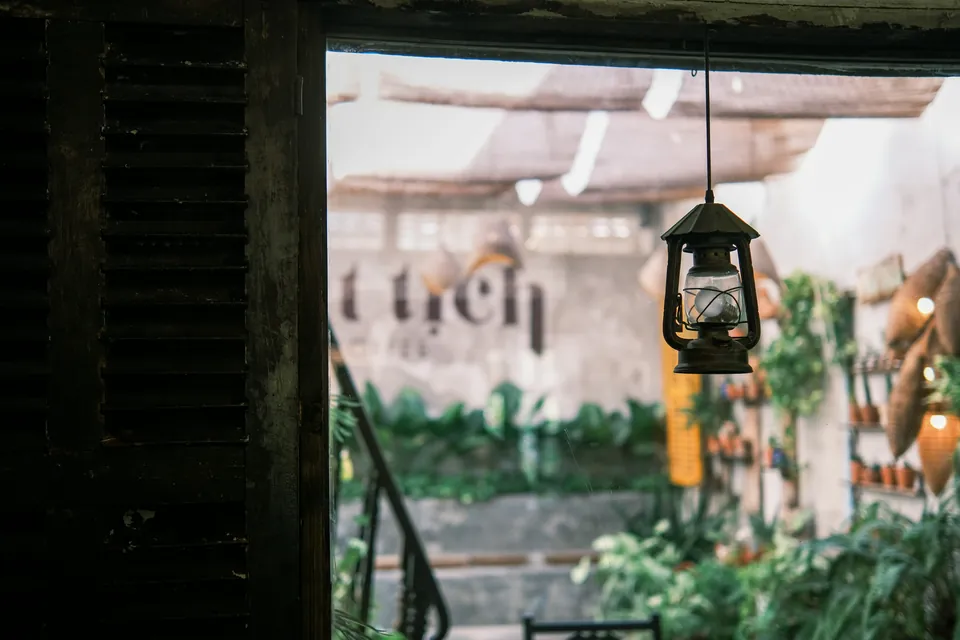 Lanterne og indretning på en café i Da Nang