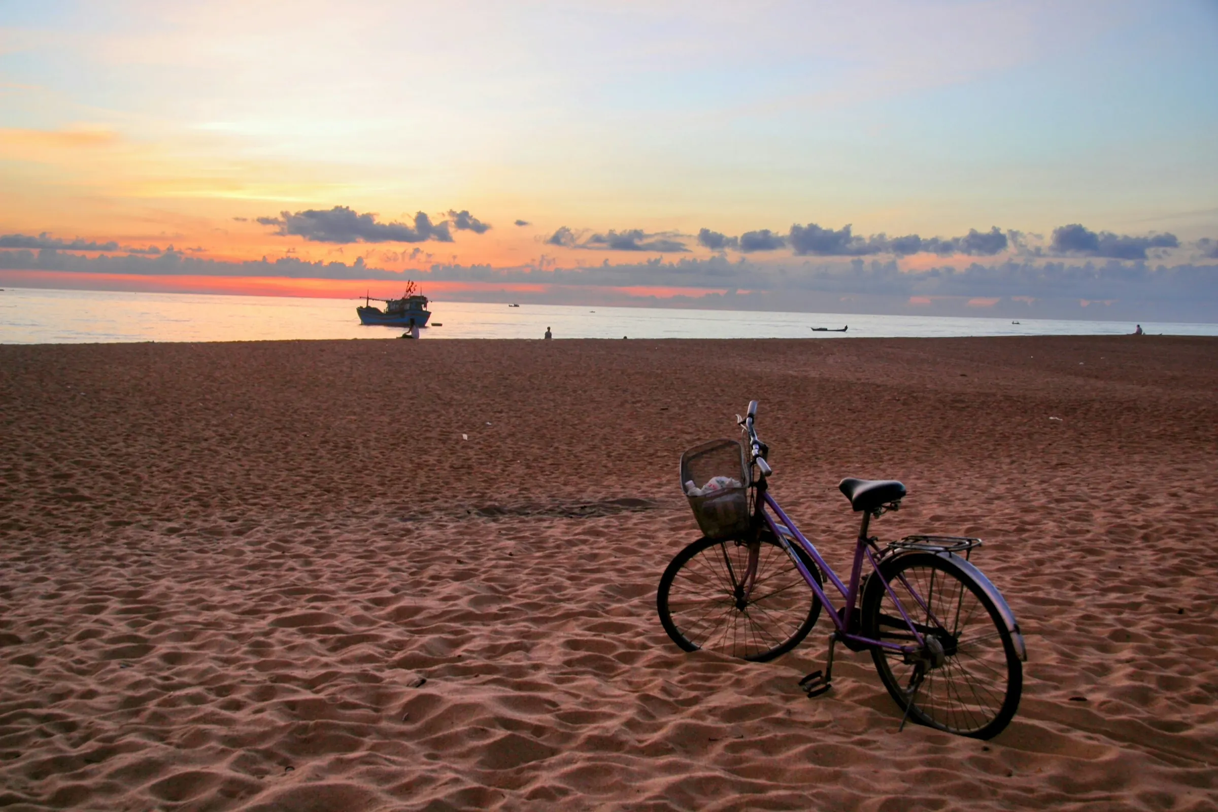 En cykel på stranden ved Dong Hoi