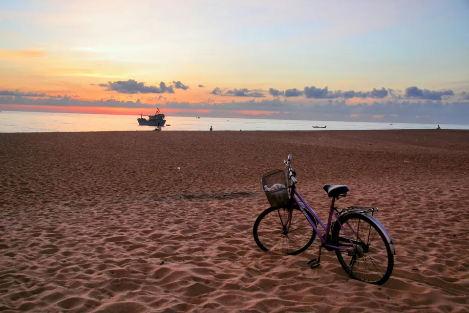 En cykel på stranden ved Dong Hoi