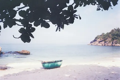 En grøn båd på stranden ved Cu Lao Cham