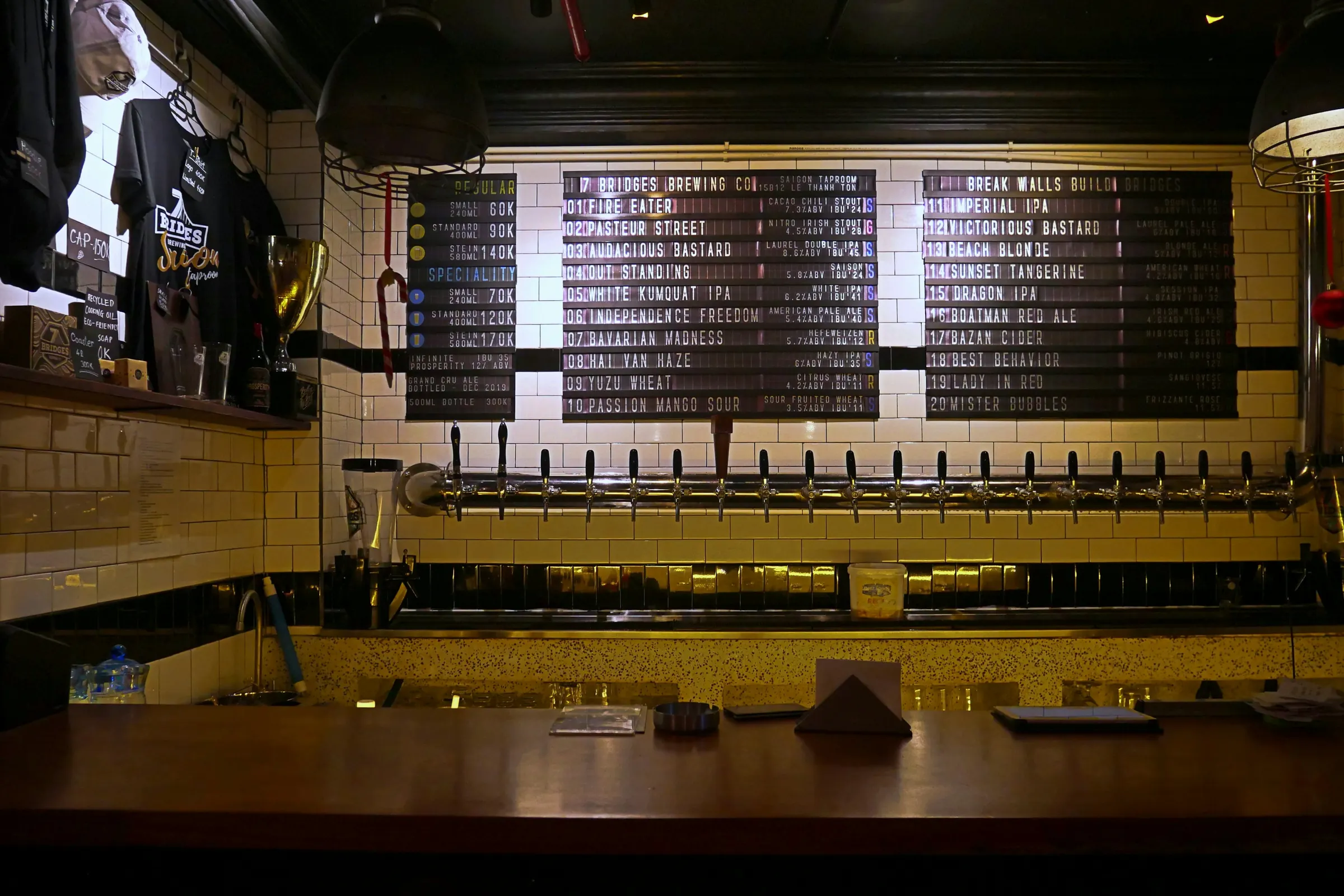 Bar med ølhaner og menutavle hos 7 Bridges Brewing i Ho Chi Minh-byen