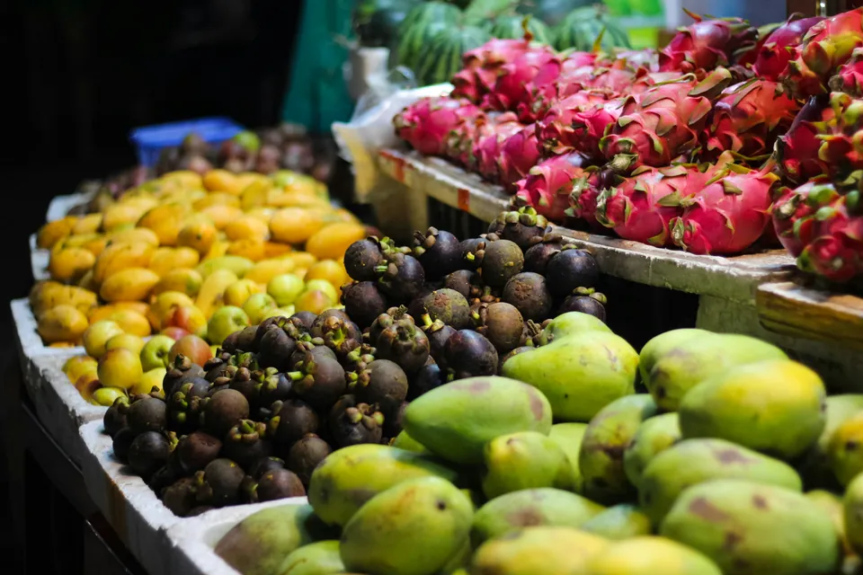 Mangoer, mangostan og dragefrugt på et frugtmarked i Nha Trang