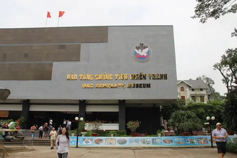 War Remnants Museums facade med vietnamesisk og engelsk navn og besøgende foran indgangen