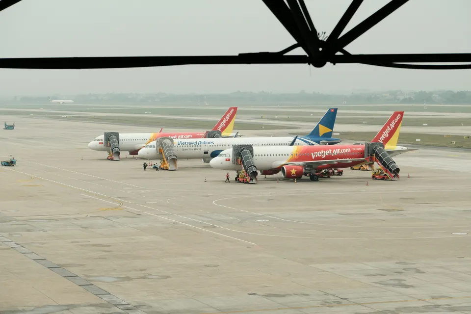 Passagerfly på forpladsen i Noi Bai-lufthavnen ved Hanoi
