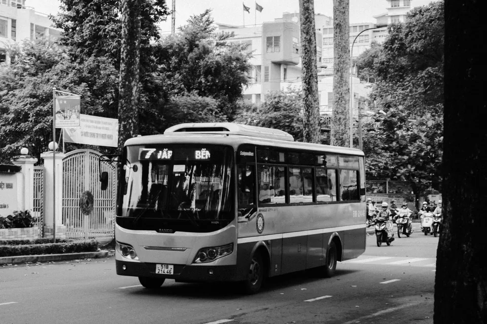 En bybus på en gade i Ho Chi Minh-byen