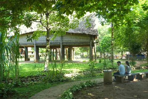 Et traditionelt pælehus i friluftsdelen af Vietnams etnologiske museum i Hanoi