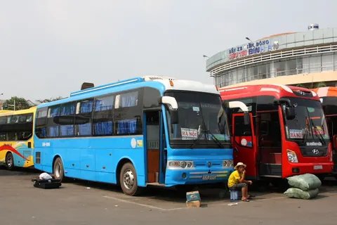 En blå sovebus ved Mien Dong-busstationen i Ho Chi Minh-byen, fotograferet i 2013