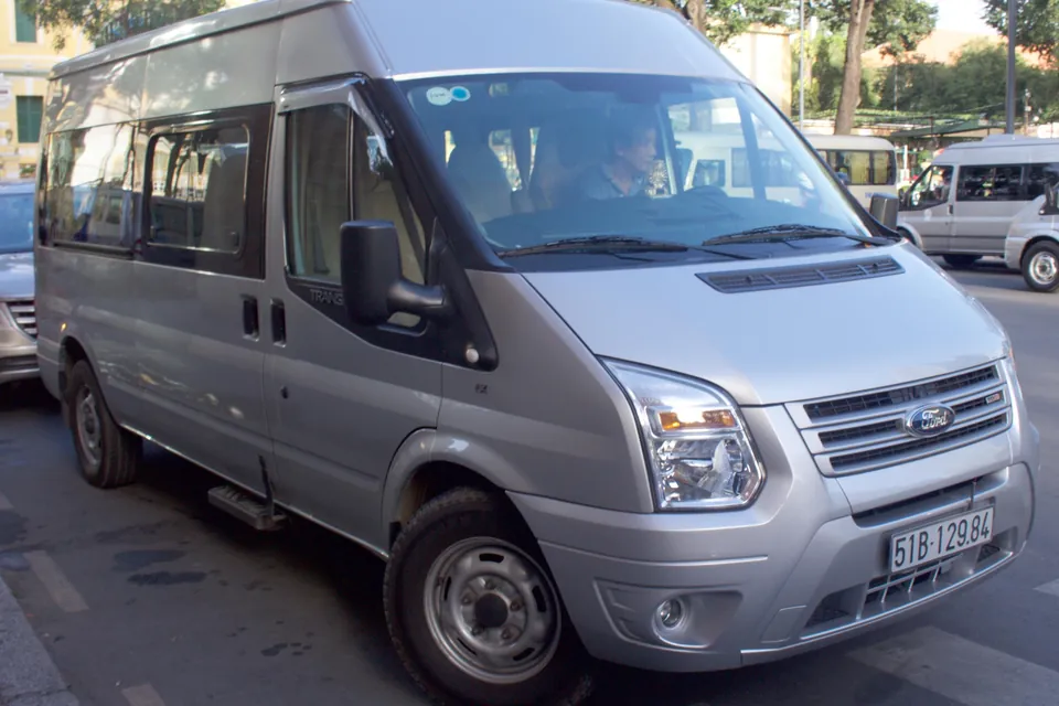 En sølvfarvet Ford Transit-minibus fotograferet i Vietnam i 2015